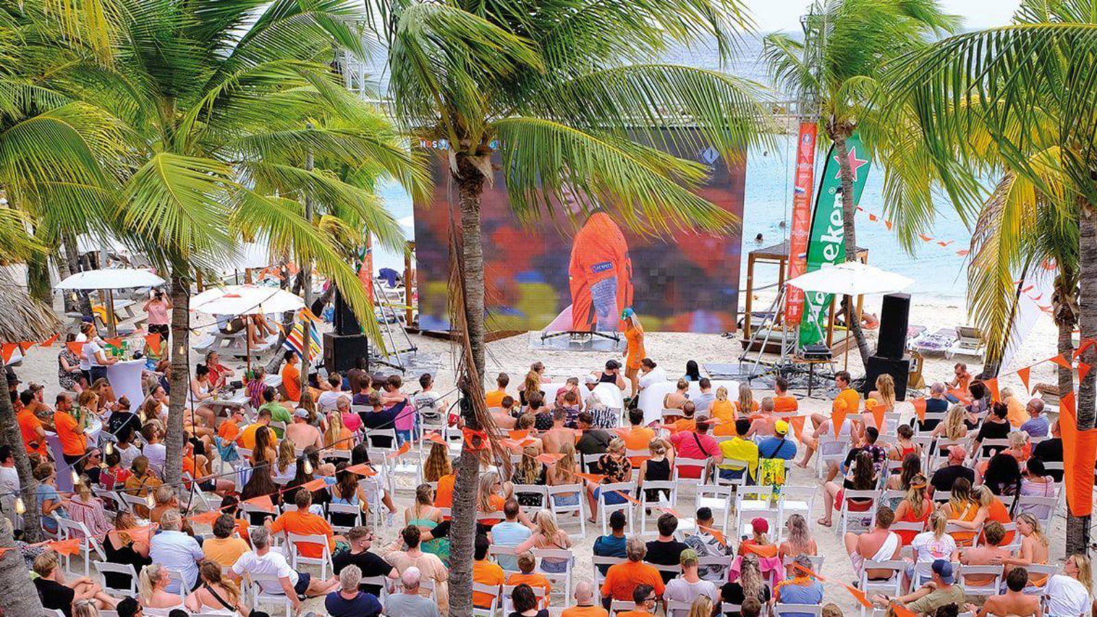 Sportsbar aan het strand van Curaçao met groot scherm