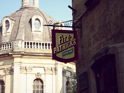 Fitzpatricks Irish Pub buiten hang bord